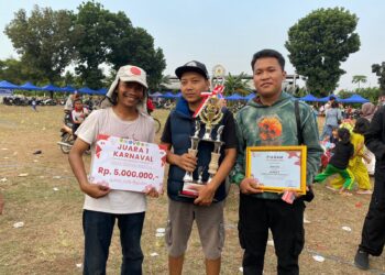 RW 01 Desa Wanaherang Juarai Kostum Karnaval Terunik