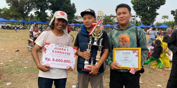 RW 01 Desa Wanaherang Juarai Kostum Karnaval Terunik