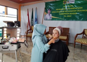 Melalui Dana Desa, Pemdes Cileungsi Berdayakan Perempuan dengan Pelatihan Makeup