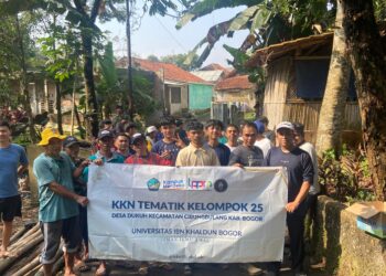 Sadarkan Masyarakat, Mahasiswa KKN UIKA dan Warga Desa Dukuh Hilir Gotong Royong Jaga Kebersihan