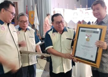 Prabowo Subianto Terima Pin Emas dari SMSI atas Dedikasinya Jaga Demokrasi