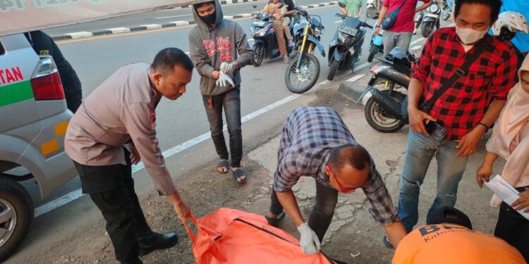 Diduga Sakit, Wanita Tewas Tergeletak di Pinggir Jalan Gunung Putri