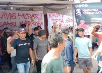 Ratusan Warga Desa Gunung Putri Gerudug Toko Kelontong dan Kosmetik, Ini Penyebabnya