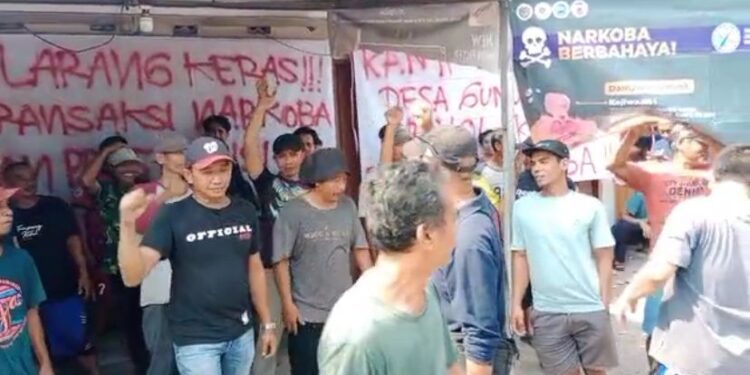 Ratusan Warga Desa Gunung Putri Gerudug Toko Kelontong dan Kosmetik, Ini Penyebabnya