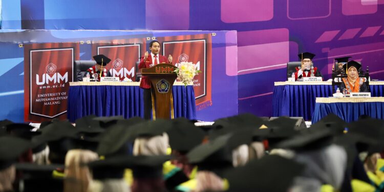 Wamen ATR/Waka BPN Beri Orasi Ilmiah Ajak Wisudawan UMM untuk Terus Belajar