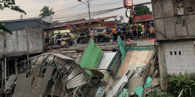 Tanah longsor di Bantaran Kalibaru, 5 kios Hancur