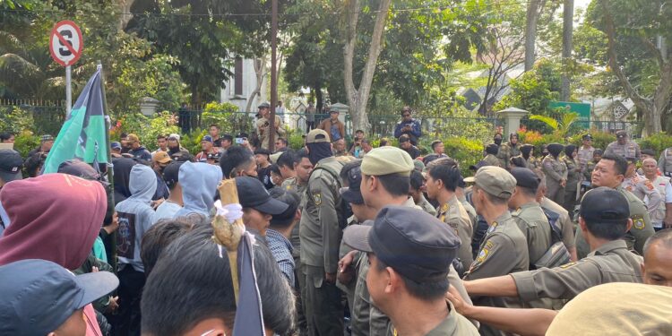 Mahasiswa dan Pedangan Bersatu Usir Pj Bupati dari Pemkab Bogor, Riska : Satpol PP Sering Minta Roko sampai Uang ke Warung Saya