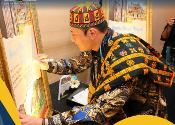 Tandatangani Lukisan untuk Sampul Buku “Cerita Tanah Ulayat Hari Ini”, Menteri AHY: Terus Perjuangkan Hak dan Kesejahteraan Masyarakat Adat