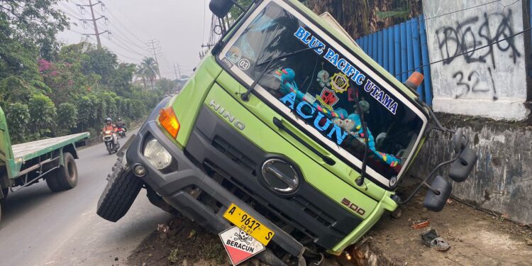 Truk Bermuatan Fozolan Malah Nyungsep di Tlajung Udik, Ini Penyebabnya