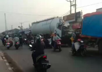 Ngantuk, Truk Semen Seruduk Truk Air