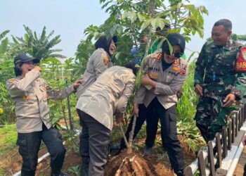 Kunjungi Kebun Ketahanan Pangan Desa Gunung Putri, Kombes Pol Sri : Izinkan Kami Menanam dan Mancabut