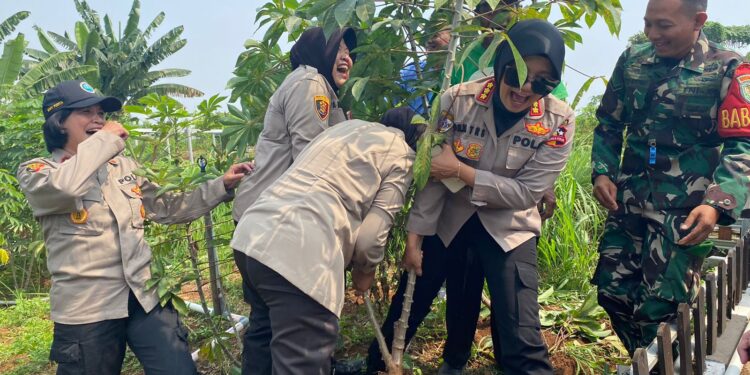 Kunjungi Kebun Ketahanan Pangan Desa Gunung Putri, Kombes Pol Sri : Izinkan Kami Menanam dan Mancabut