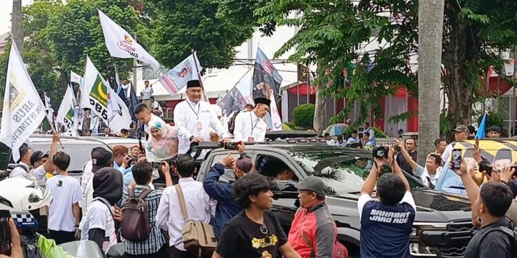 Meski Gerimis Mengundang, Rudy-Ade Jaro Pantang Pulang sebelum Sapa Pendukung