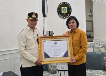 BNN Jawa Barat berikan Piagam Penghargaan P4GN Kepada Asmawa Tosepu