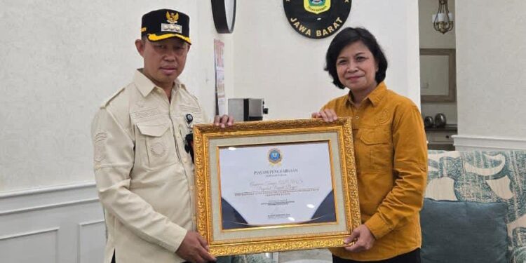 BNN Jawa Barat berikan Piagam Penghargaan P4GN Kepada Asmawa Tosepu