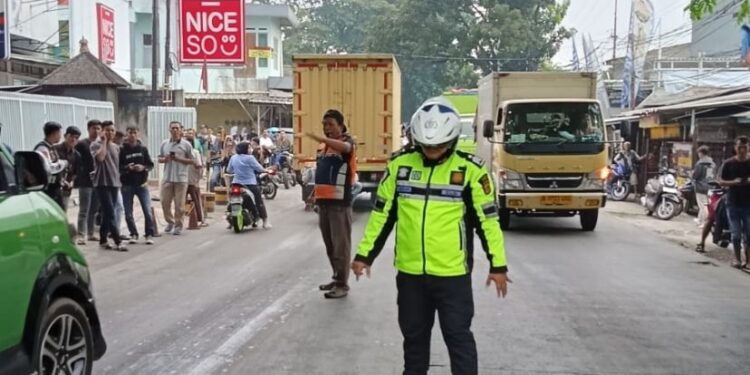 Gagal Menyalip Bus, Kepala Wanita Ini Terlindas