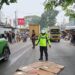 Gagal Menyalip Bus, Kepala Wanita Ini Terlindas