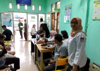 Calon Anggota KPPS Desa Cipenjo Serentak Lakukan Cek Kesehatan