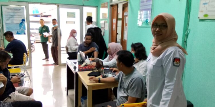 Calon Anggota KPPS Desa Cipenjo Serentak Lakukan Cek Kesehatan