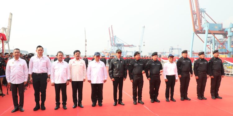 Bersama Presiden RI, Menteri AHY Peroleh Brevet Kehormatan Hiu Kencana dari TNI AL