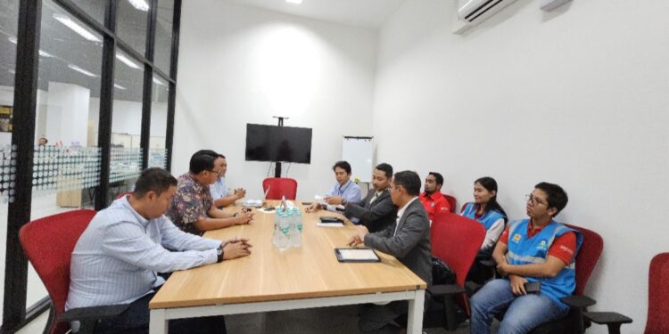 Tingkatkan Harmonisasi pada Momen Hari Pelanggan Nasional, PLN Gunung Putri Kunjungi Pelanggan