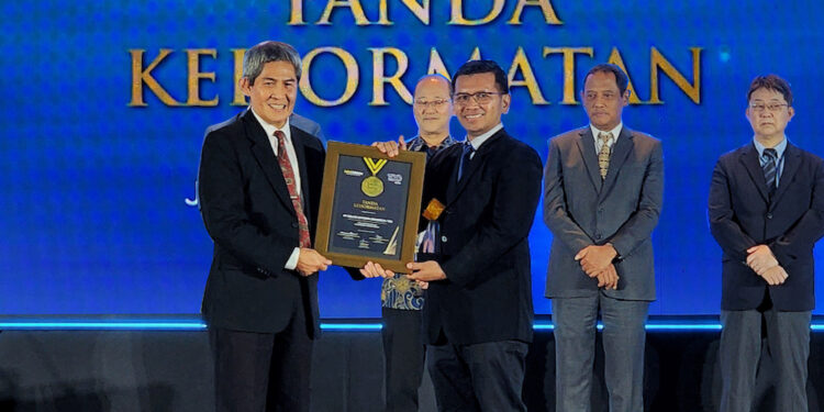 Konsisten Optimalkan Energi Baru Terbarukan, SBI Pabrik Narogong Raih Penghargaan dari Majalah Listrik Indonesia