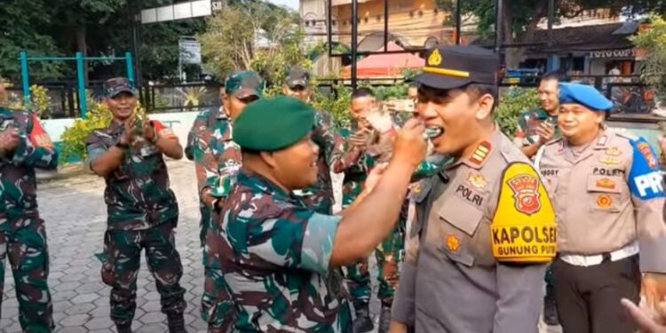 HUT TNI ke 79, AKP Aulia Roby Berikan ini pada Danramil Gunung Putri
