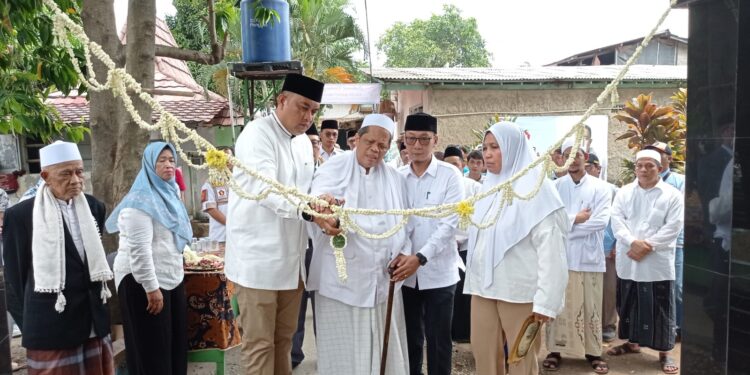 Gunting Pita Makam Mbah Pangeran Sake di Citeureup, Cabup Rudy Susmanto Khusyuk Ikuti Setiap Prosesi