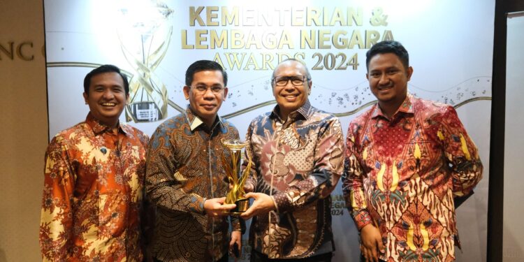 Berhasil Menciptakan Ekosistem Komunikasi, Kementerian ATR/BPN Terima Penghargaan Pelayanan dan Komunikasi Publik dari iNews TV