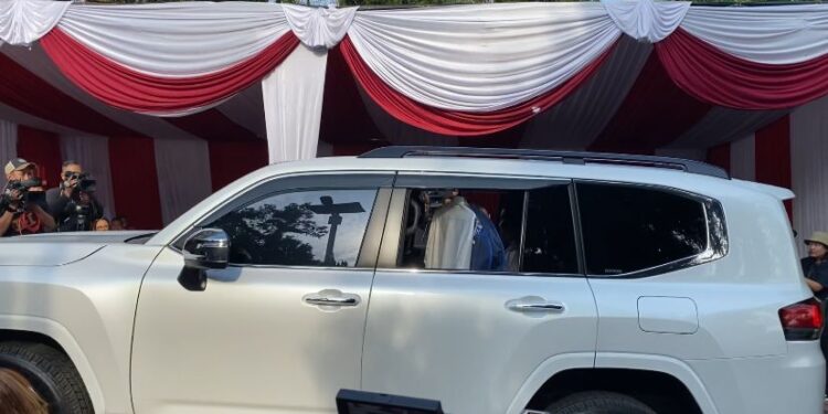 Wakil Presiden terpilih Gibran Rakabuming Raka tiba di kediaman Prabowo Subianto