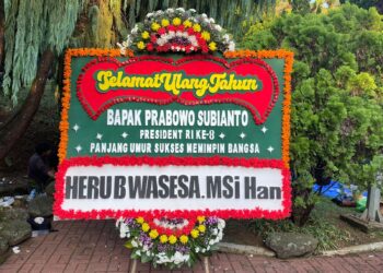 Karangan Bunga Ucapan Selamat Ulang Tahun berdatangan di Kediaman Prabowo Subianto