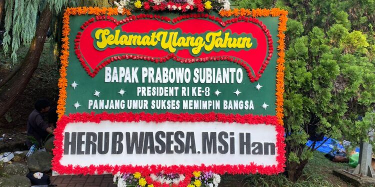 Karangan Bunga Ucapan Selamat Ulang Tahun berdatangan di Kediaman Prabowo Subianto