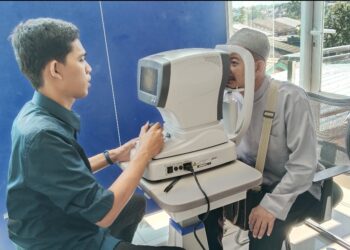 PLN Gunung Putri Bersama YBM Melaksanakan Kegiatan Pemeriksaan Mata dan Pembuatan Kaca Mata Gratis Warga Kurang Mampu