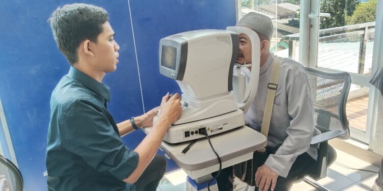 PLN Gunung Putri Bersama YBM Melaksanakan Kegiatan Pemeriksaan Mata dan Pembuatan Kaca Mata Gratis Warga Kurang Mampu