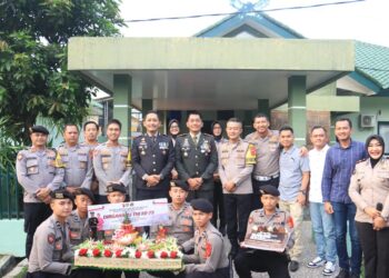 HUT TNI ke 79, AKBP Rio Bawakan Kue dan Nasi Tumpeng untuk Dandim 0621