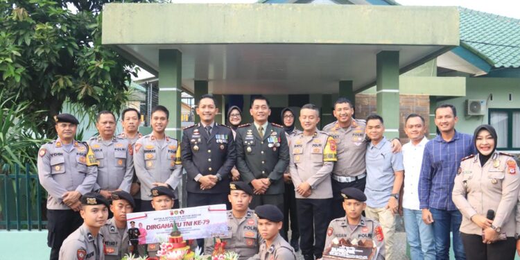 HUT TNI ke 79, AKBP Rio Bawakan Kue dan Nasi Tumpeng untuk Dandim 0621