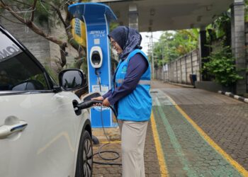 Peningkatan Jumlah SPKLU di Jabar hingga 12.550 Persen Selama Lima Tahun Kepemimpinan Erick Thohir, PLN Gunung Putri  Beri Edukasi Ngecas Mobil Listrik di SPKLU