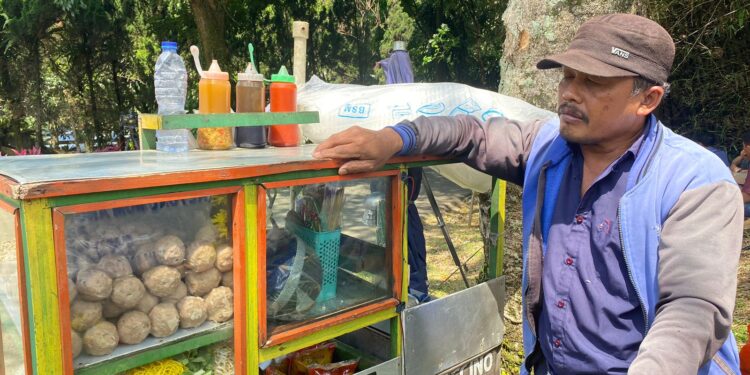 Ditengah Pembekalan Calon Menteri dan Wakil Menteri di Kediaman Prabowo Subianto, UMKM Sekitar Laku Keras