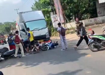 Hilang Kendali, Truk Box Tabrak 6 Sepeda Motor di Jalan Raya Jonggol