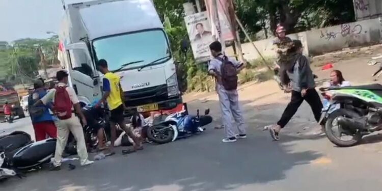 Hilang Kendali, Truk Box Tabrak 6 Sepeda Motor di Jalan Raya Jonggol
