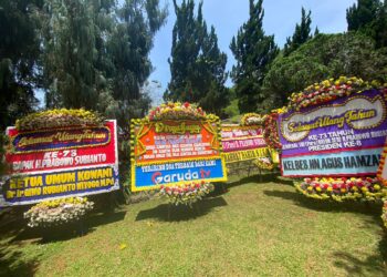 Karangan Bunga Ucapan Selamat Ulang Tahun penuhi Pekarangan Rumah Prabowo Subianto