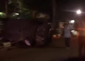 Gegara Baut Shockbleker Copot, Mobil Sedan Timor Tabrak Pohon