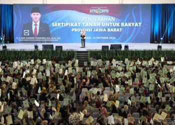 Sekjen Kementerian ATR/BPN Serahkan 3.256 Sertipikat Tanah bagi Masyarakat Jawa Barat: Minimalisir Sengketa dan Persempit Ruang Gerak Mafia Tanah