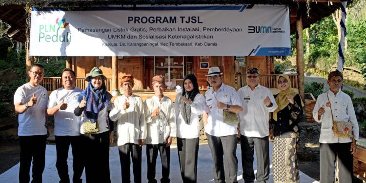 PLN UID Jabar Dorong Pembangunan Berkelanjutan di Desa Adat Kampung Kuta Melalui Program TJSL
