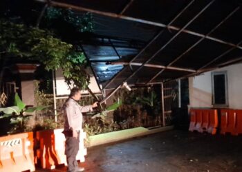 Hujan Deras Runtuhkan Rumah dan Kanopi Sekolah