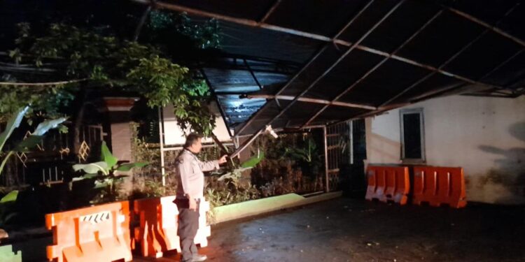 Hujan Deras Runtuhkan Rumah dan Kanopi Sekolah