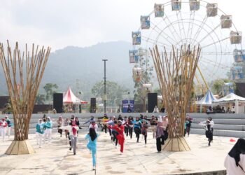 Senam Bersama di Rest Area Puncak Upaya RR Indah Dewi Promosikan Wisata