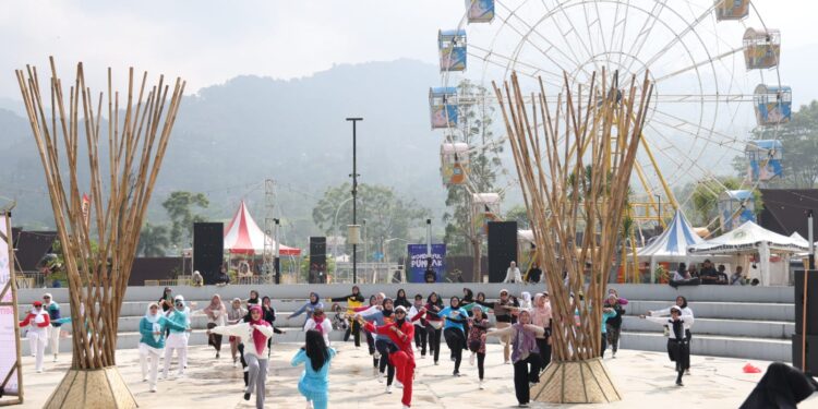Senam Bersama di Rest Area Puncak Upaya RR Indah Dewi Promosikan Wisata