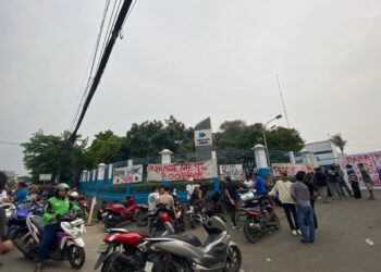 Tak Diberi Ruang kerja di PT Darya Varia, Warga Demo Pabrik