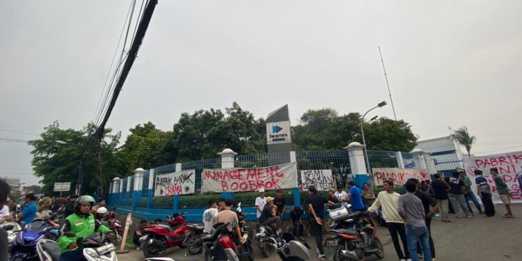 Tak Diberi Ruang kerja di PT Darya Varia, Warga Demo Pabrik